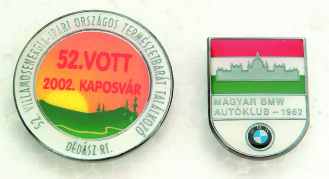 műgyantás kitűző jelvény