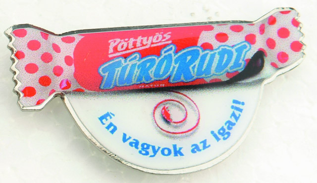egyedi alakú kitűző jelvény